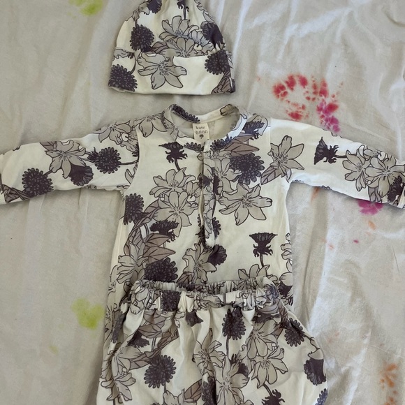 Kate Quinn Retro Floral organic cotton 0-3 months Lavender Sleep Gown and hat - Picture 1 of 3
